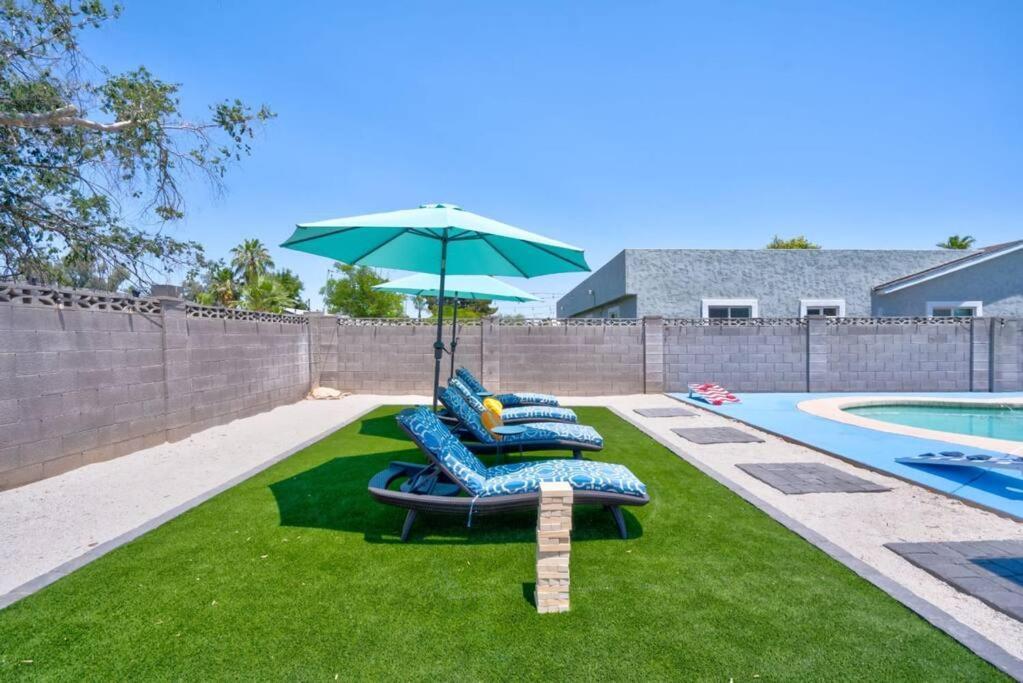 Fab Phx Getaway W/ Pool & Fire Pit Villa Phoenix Buitenkant foto