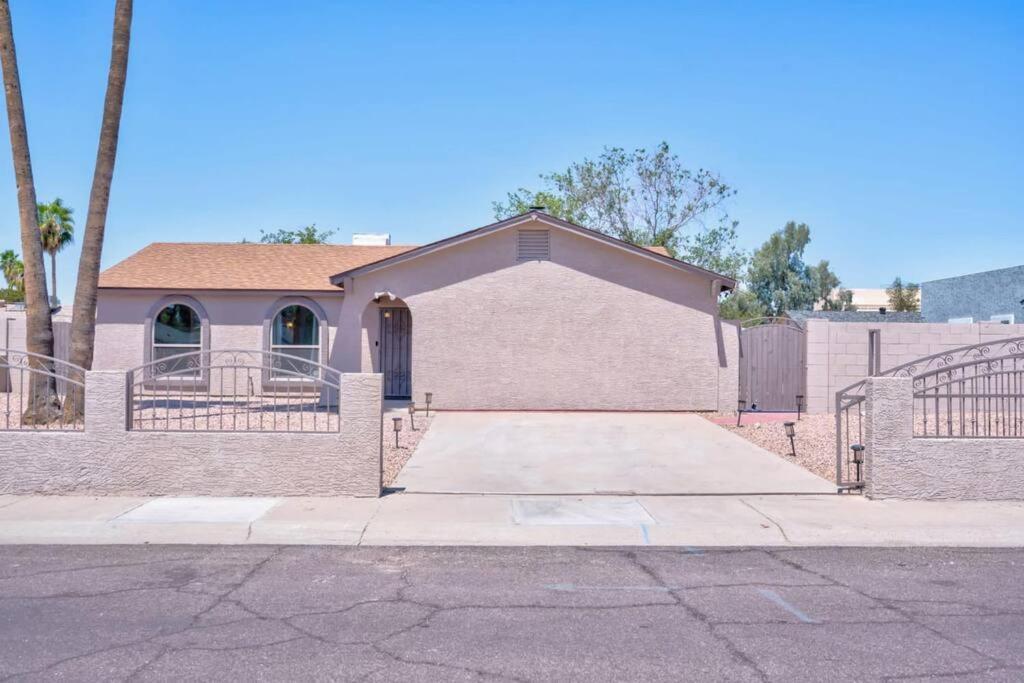 Fab Phx Getaway W/ Pool & Fire Pit Villa Phoenix Buitenkant foto