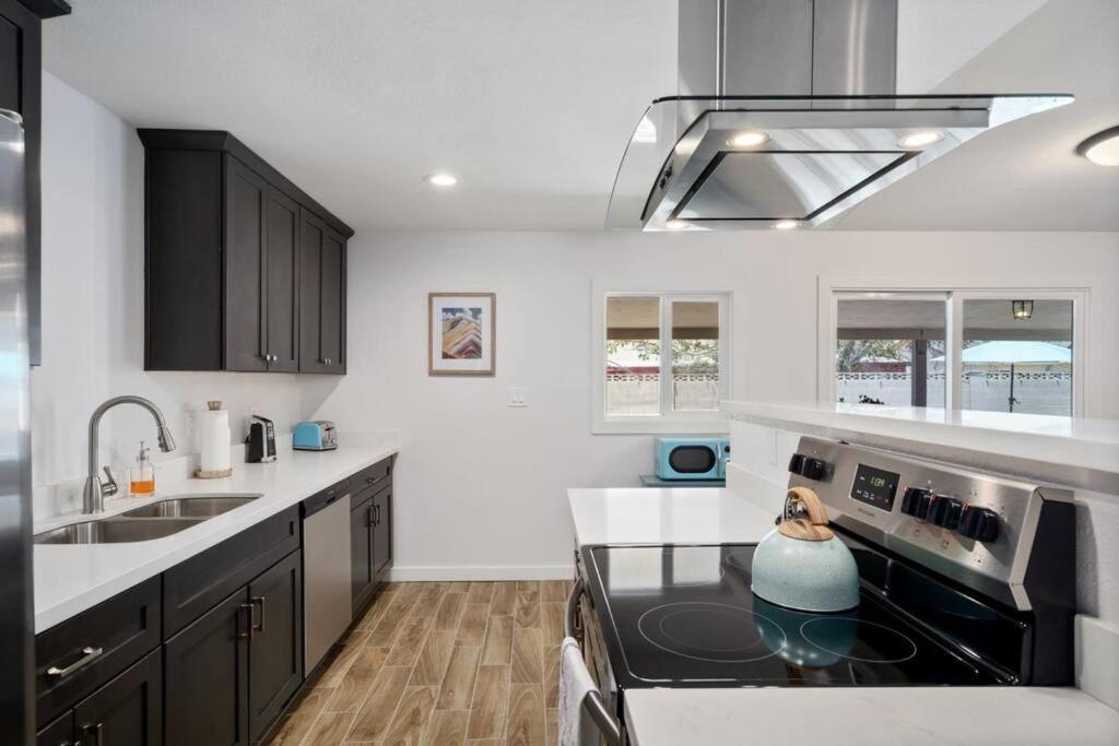 Fab Phx Getaway W/ Pool & Fire Pit Villa Phoenix Buitenkant foto