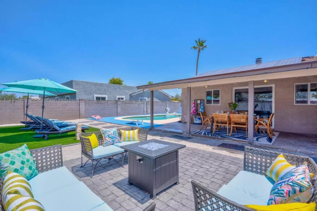 Fab Phx Getaway W/ Pool & Fire Pit Villa Phoenix Buitenkant foto