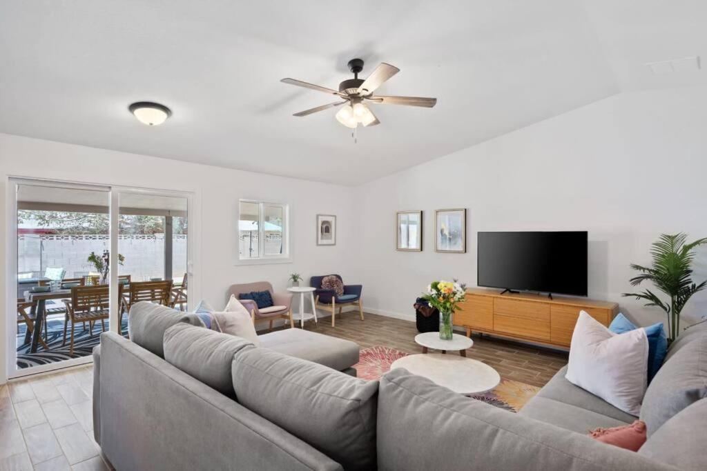 Fab Phx Getaway W/ Pool & Fire Pit Villa Phoenix Buitenkant foto